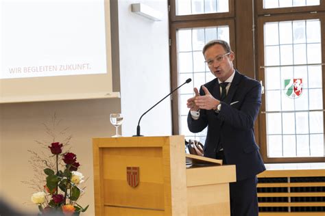 Staatssekretär Daniel Sieveke spricht zur heimischen Wirtschaft