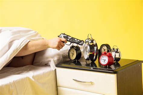 El Hombre Se Despierta Y Se Enoja Con El Sonido Del Reloj Y Lo Apaga