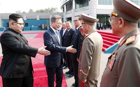 북 군 수뇌부 문 대통령에 거수경례남쪽 김 위원장과 악수만 국방·북한 정치 뉴스 한겨레