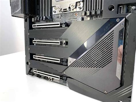 AORUS TRX40 Xtreme Threadripper Motherboard Preview ETeknix