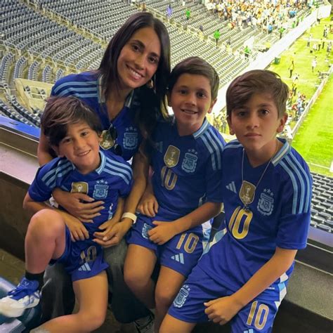 Antonela Roccuzzo Causa Sensaci N Con Su Posado En Bikini Hola