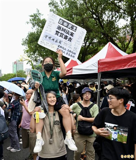 圖輯》包圍立院怒吼 10萬人挑燈夜戰嗆藍白 政治 自由時報電子報