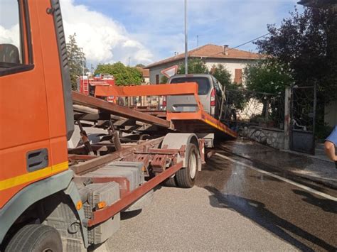 Spettacolare Incidente A Spello Auto Finisce Contro Abitazione