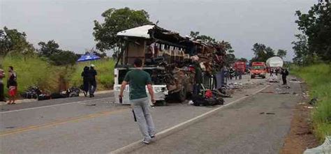 Acidente Entre ônibus E Carreta Deixa 15 Mortos E Vários Feridos Em