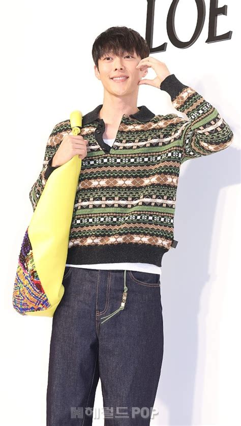 フォト俳優イジョンソクチャンギヨンCASA LOEWE Seoulショップオープン記念フォトコールイベントに参加 K