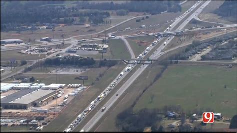 Multi Vehicle Crash Involving Semis Rv Shuts Down Nb I 35 Near Purcell