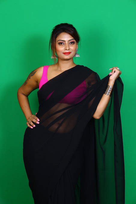 Twinkle Kapoor Hot In Saree Photos