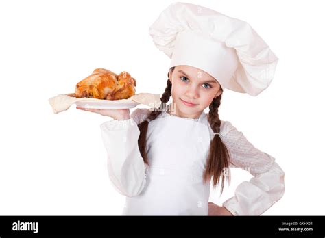 Petite Fille Dans Un Tablier Blanc Détient Sur Une Assiette De Poulet