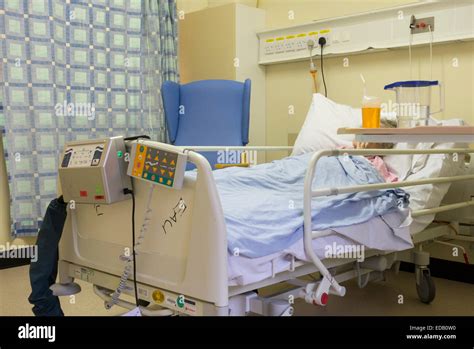 Paciente Femenino Cama De Hospital Nhs Uk Fotografías E Imágenes De