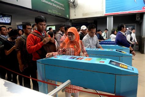 Hari Pertama Kerja Stasiun Sudirman Kembali Padat Republika Online