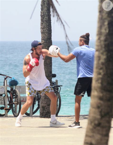 Essas fotos de Chay Suede na praia vão fazer você querer ser a Brisa