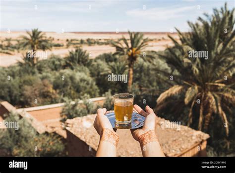 Femme avec tatouage au henné marocaine Banque de photographies et d