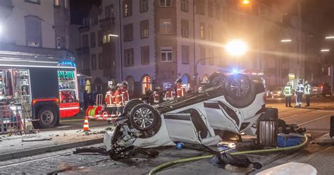 Mann baut fünf Unfälle und bedroht Menschen Derzeit keine Hinweise