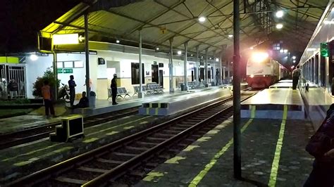 Kereta Api Kutojaya Selatan Silang Kahuripan Di Stasiun Sidareja YouTube