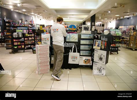 Les Fans Des Beatles Au Hmv Liverpool Pour Un V Nement Sp Cial De