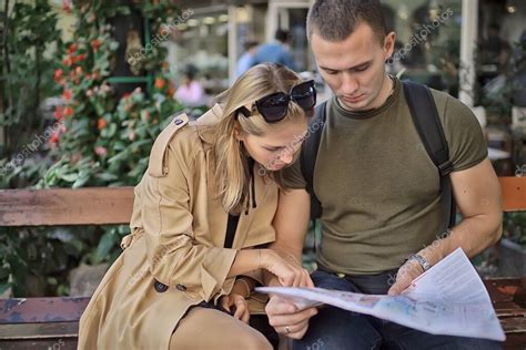 Turistas En La Ciudad Con Un Mapa Viaje Viaje Mapa De La Ciudad