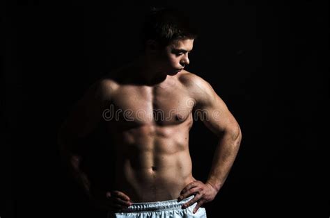 Homem Muscled Do Corpo Que Olha Para Baixo Foto De Stock Imagem De