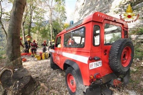 DONNA CADE NEL TORRENTE A MOGGIO INTERVENGONO I POMPIERI DEL SAF