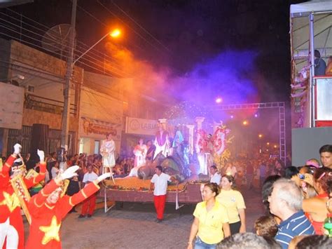 Iguatu realiza o último desfile do projeto Natal de Luz 2013