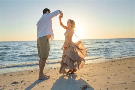 Fun Family Beach Poses — Kelly Goggin Photography