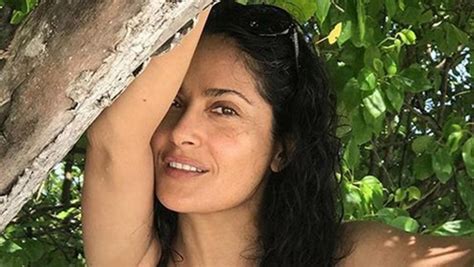 Salma Hayek Deja El Glamour Atr S Y Presume Su Belleza Natural En Bata