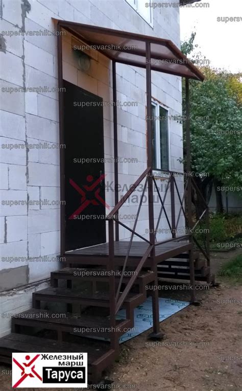 Навес из поликарбоната для уличной лестницы