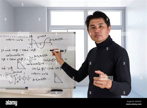 Professeur Mature Enseignant Les Math Matiques Aux Tudiants En Classe Professeur Homme