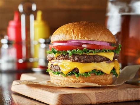 Cheeseburger Duplo Com Cebola E Tomate Foto Premium