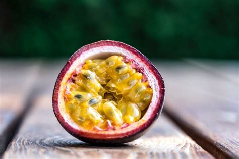 Fruta de la pasión o maracuyá el fruto tropical de gelatinosa y dulce