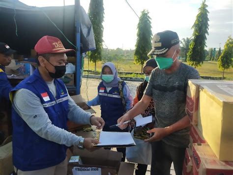 Plt Kadinsos Serahkan Bansos Dari Gubernur Dan Wagub Kalteng Kepada