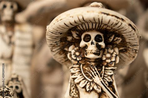 Figuras De Catrina Y Catrin O Calavera Garbancera Con Vestuario