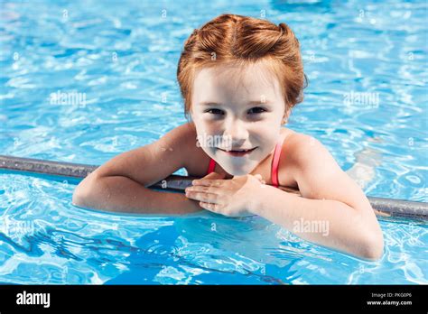 Jolie Petite Fille En Bikini Banque D Image Et Photos Alamy