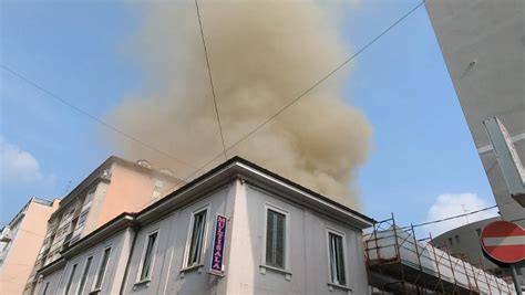 Incendio Cinema Saronnese Strade Chiuse Domato Il Grosso Delle Fiamme