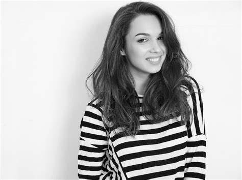 Portrait De Modèle De Jeune Fille Belle Jeune Femme Brune Avec Du Maquillage Nude Dans Des