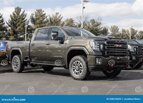 Gmc Sierra 2500 Crew Cab Display At A Dealership Gmc Offers The Sierra 2500 In Street Off Road