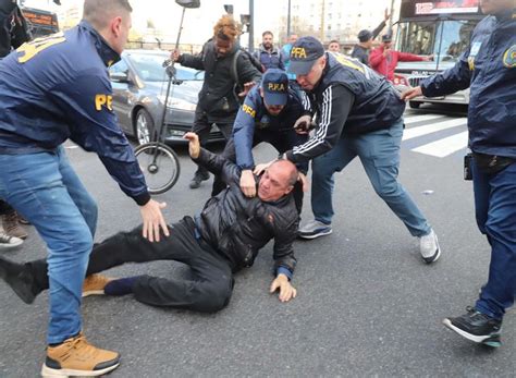 La Policía reprimió a jubilados en el Congreso durante la marcha contra