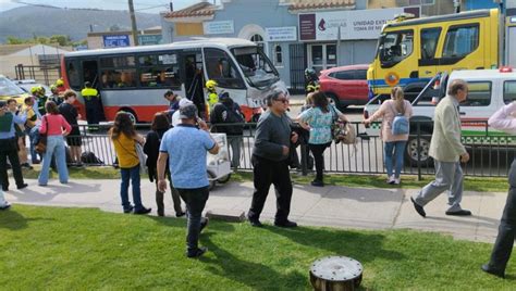 Colisión por alcance entre dos microbuses y un auto particular deja al