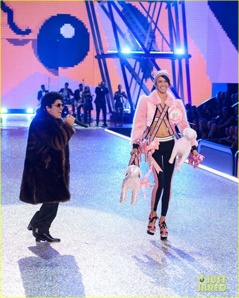 Video Watch Bruno Mars Two Performances At The Victoria S Secret