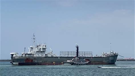 【海軍艦艇】舷號 Ars 552 大湖級救難艦 大湖軍艦 2 拖的靶艦應該是⋯有一大把年紀的中海級lst戰車登陸艦吧！uss Grapple