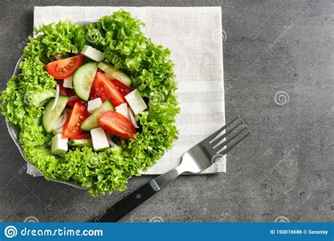 Platte Mit Frischgem Sesalat Auf Tabelle N Hren Sie Nahrung Stockfoto