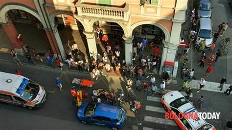 Incidente In Via Matteotti Auto Investe Una Bici E Due Pedoni C