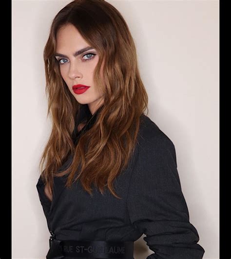 Foto O tom de castanho iluminado Candlelit Brunette também foi aposta de Cara Delevigne