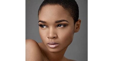 Un teint lumineux et une bouche nude Teint halé Teint Fard à paupières