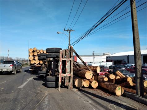 Cami N Pierde Carga De Madera Y Deja Da Os En Tres Camionetas En La