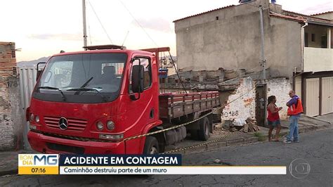 V Deo Caminh O Destr I Parte De Muro De Casa Em Contagem Bom Dia