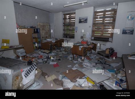 Abandoned destroyed office room Stock Photo - Alamy