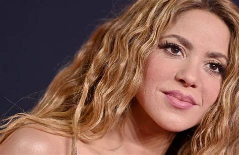 Shakira deslumbró con un minivestido de cuero y botas bucaneras a juego