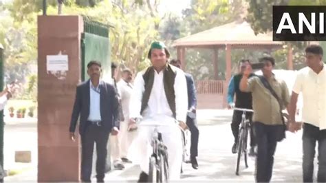 Tej Pratap Yadav Reached Secretariat By Bicycle Said Mulayam Singh