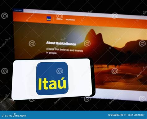 Pessoa Segurando Celular Logotipo Da Empresa Brasileira Itau