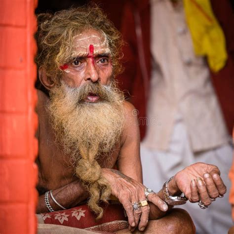 Retrato Del Sadhu De Shaiva Hombre Santo En El Templo De Pashupatinath